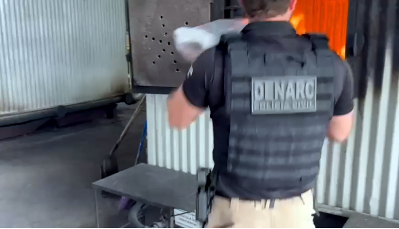 Equipes incineram drogas.